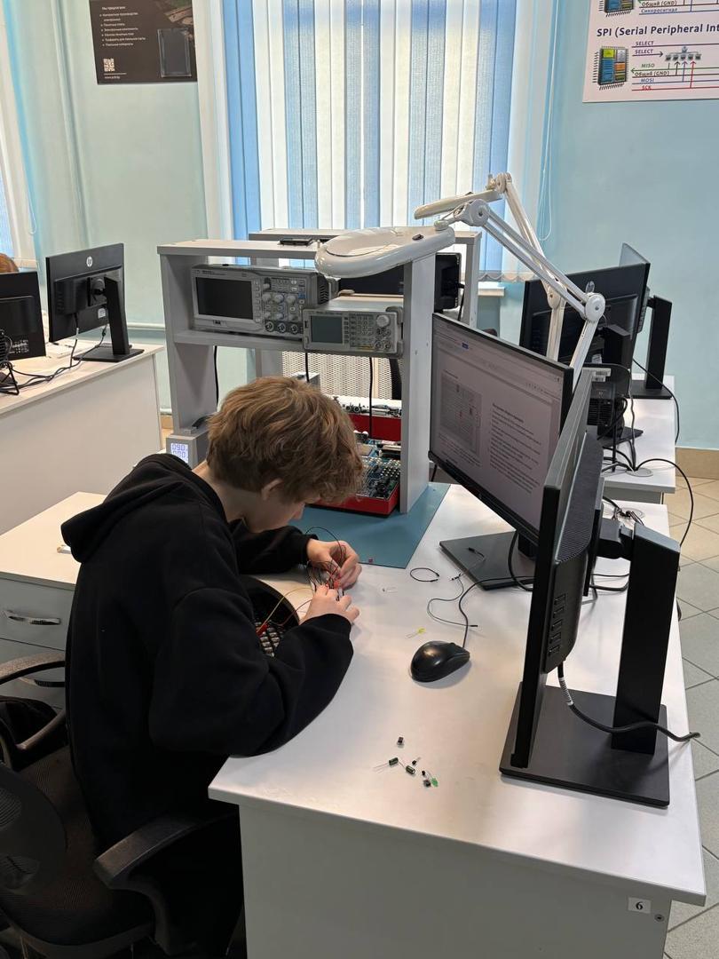 Прайшоў курс "Фізіка на макетных платах"