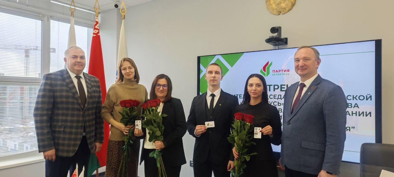 Настаўніца Алена Аляксандраўна Сальнікава і Вікторыя Мікалаеўна Кочнева, кіраўнік цэнтра кампетэнцыі, сталі білетчыкамі Беларускай партыі “Белая Русь”