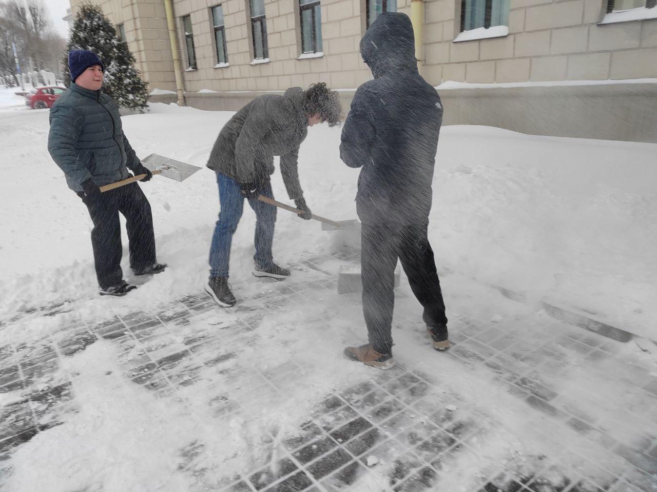 Навучэнцы Мінскага радыётэхнічнага каледжа разам са сваімі выкладчыкамі падключыліся да ўборкі снегу