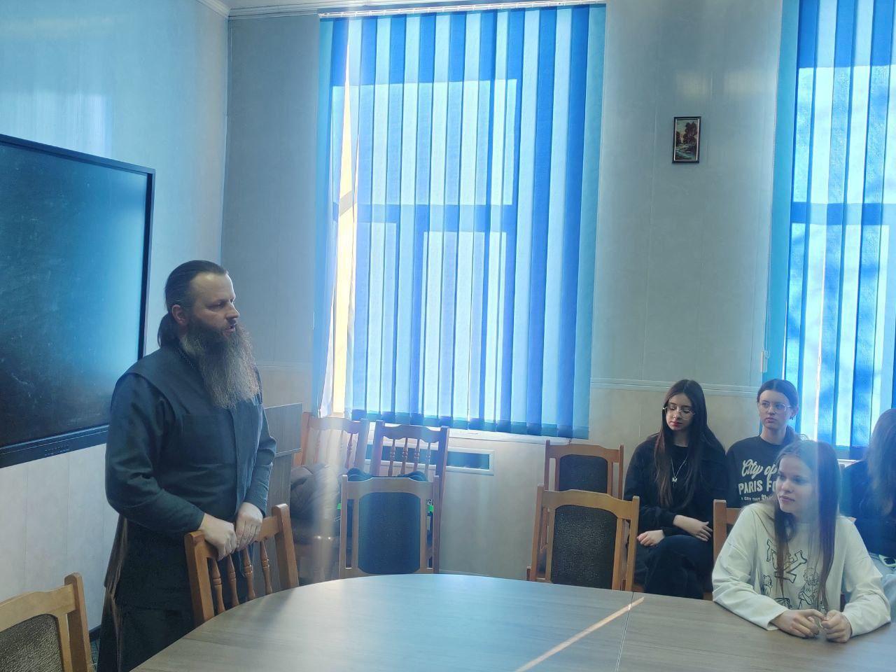 Іерэй Сергій Фалей размаўляў з навучэнцамі Мінскага радыётэхнічнага каледжа аб духоўных каштоўнасцях і маральных арыенцірах