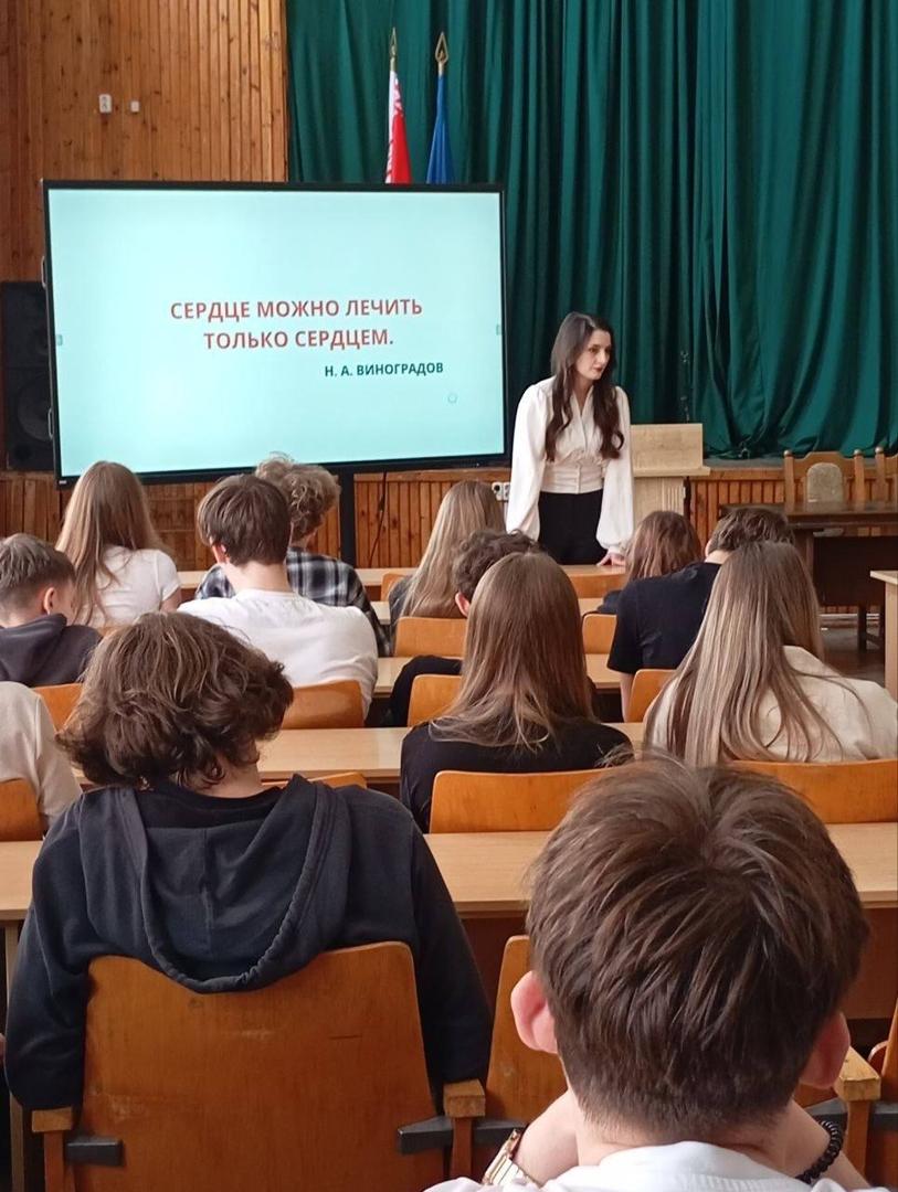 Волонтер БГМУ факультета психиатрии Гоз София провела с учащимися лекцию по профилактике кризисных состояний в подростковом возрасте на тему «Суицид и самоповреждение: как распознать сигнал SOS и помочь сверстнику»