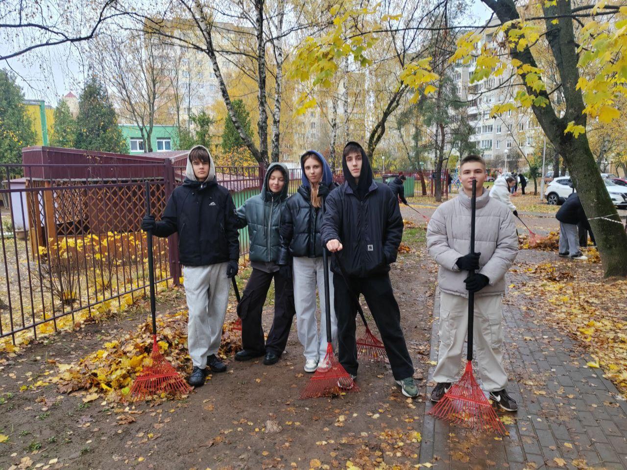 Навучэнцы групы 5К9392 прыбіралі тэрыторыю ўчастка 85 ЖКГ 4 Савецкага раёна г. Мінска.