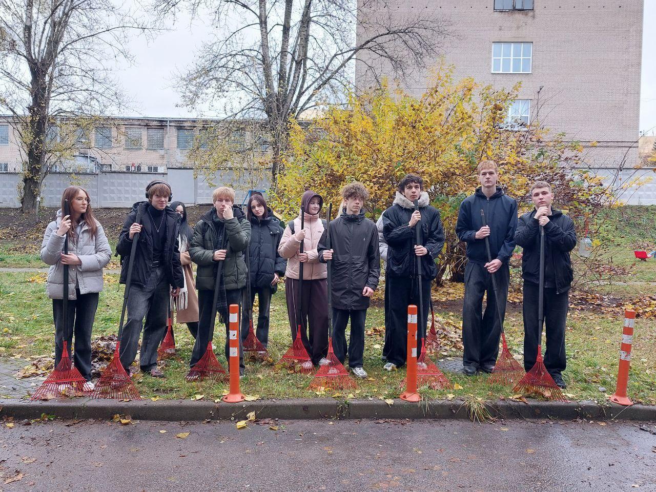Students from group 4K9691 collected fallen leaves and cleaned up the courtyard area