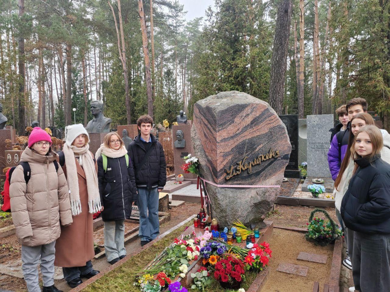 Students of the Minsk Radio Technical College visited the Eastern Cemetery, where they honored the memory of the brilliant writer with a moment of silence.