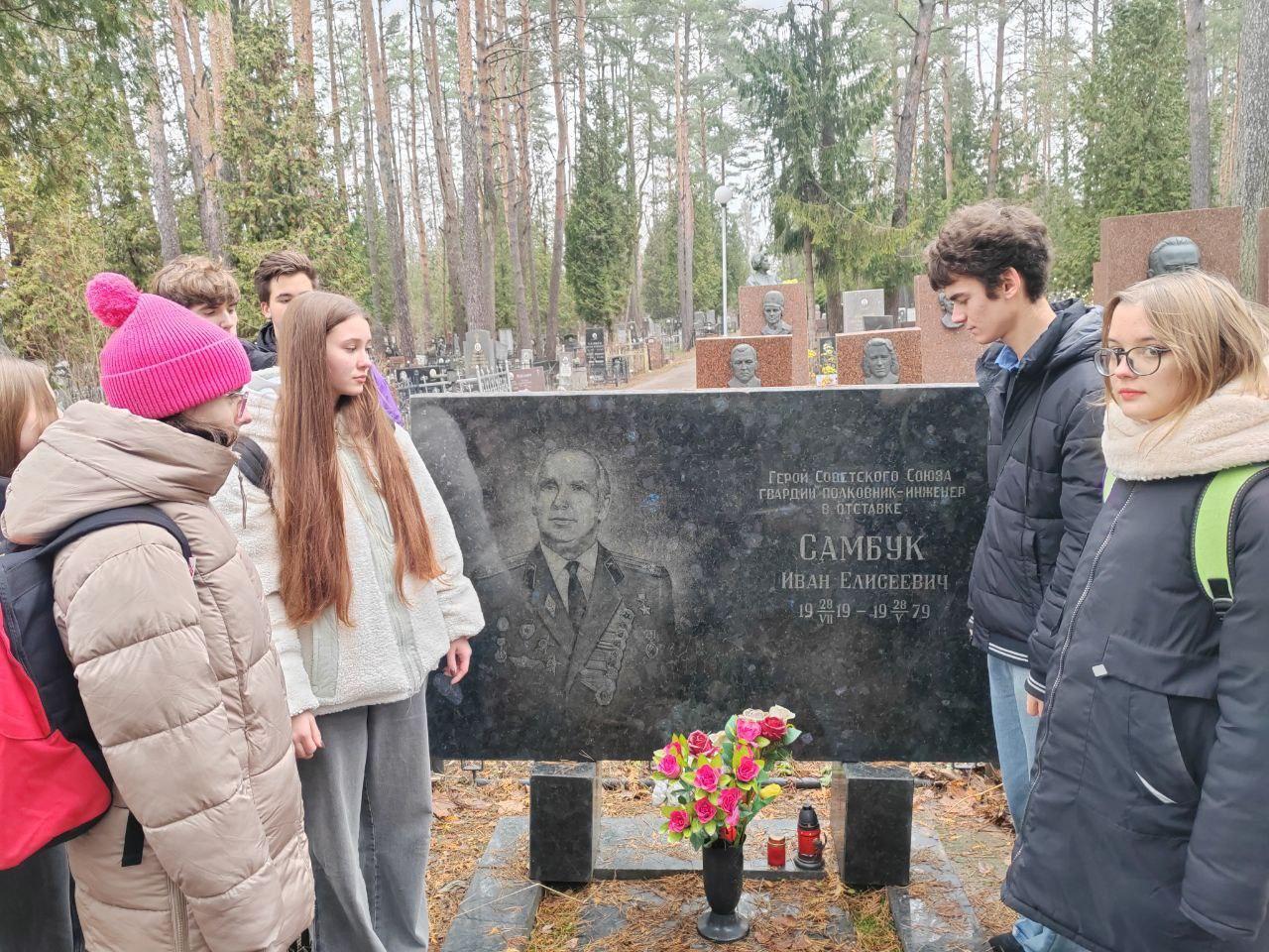 Participants of the military-patriotic club "Patriot" of the Minsk Radio Engineering College visited the Vostochnoe cemetery in Minsk