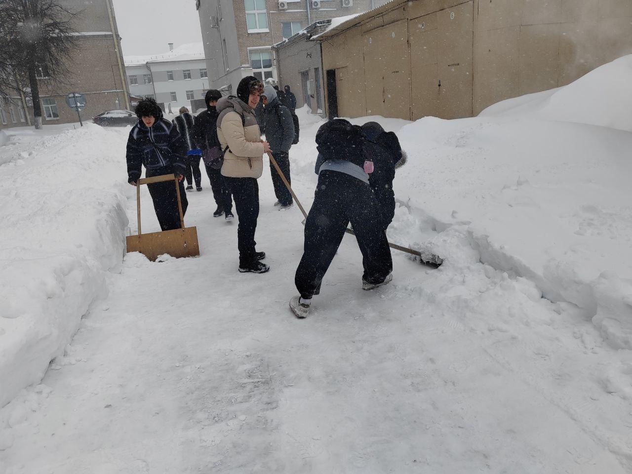 Група 5К9591 з неверагодным энтузіязмам і энергіяй уключылася ў расчыстку прылеглай тэрыторыі.