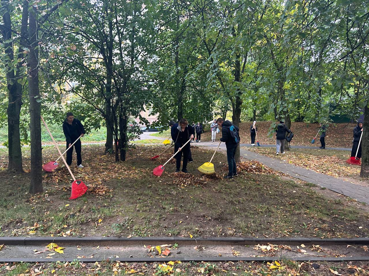 The students of the Minsk Radio Engineering College began their Saturday morning with cleaning the territory of the Sovetsky district!