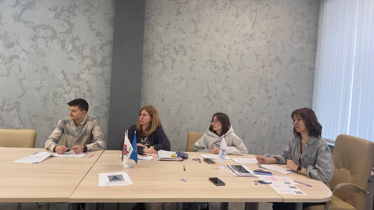 У Мінскім радыётэхнічным каледжы прайшоў другі этап міжнароднага конкурсу інжынерных талентаў «Тэхнік-вынаходнік. Навагоднія ідэі 2026»🤖