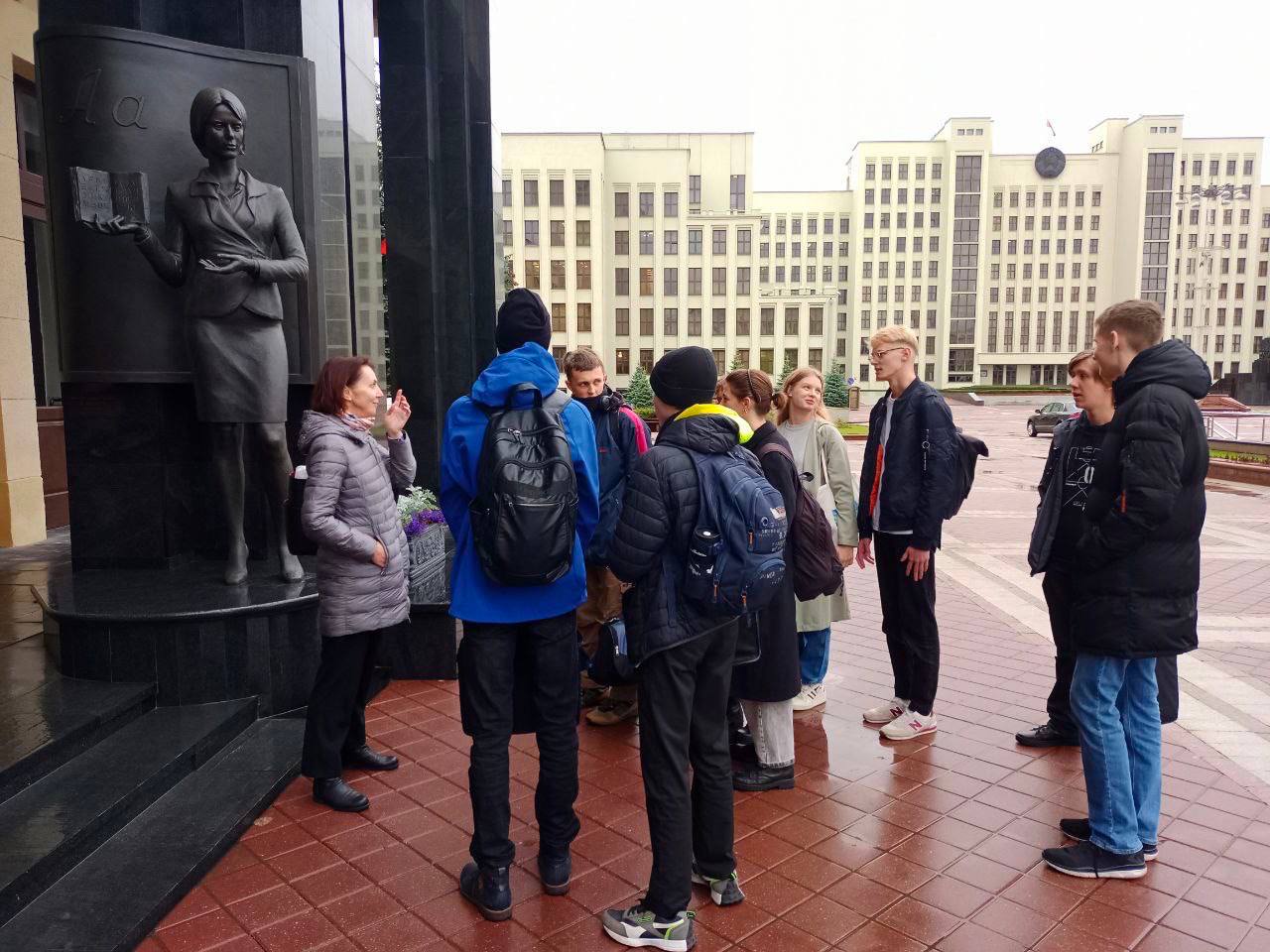 Tour of the main administrative square of Minsk