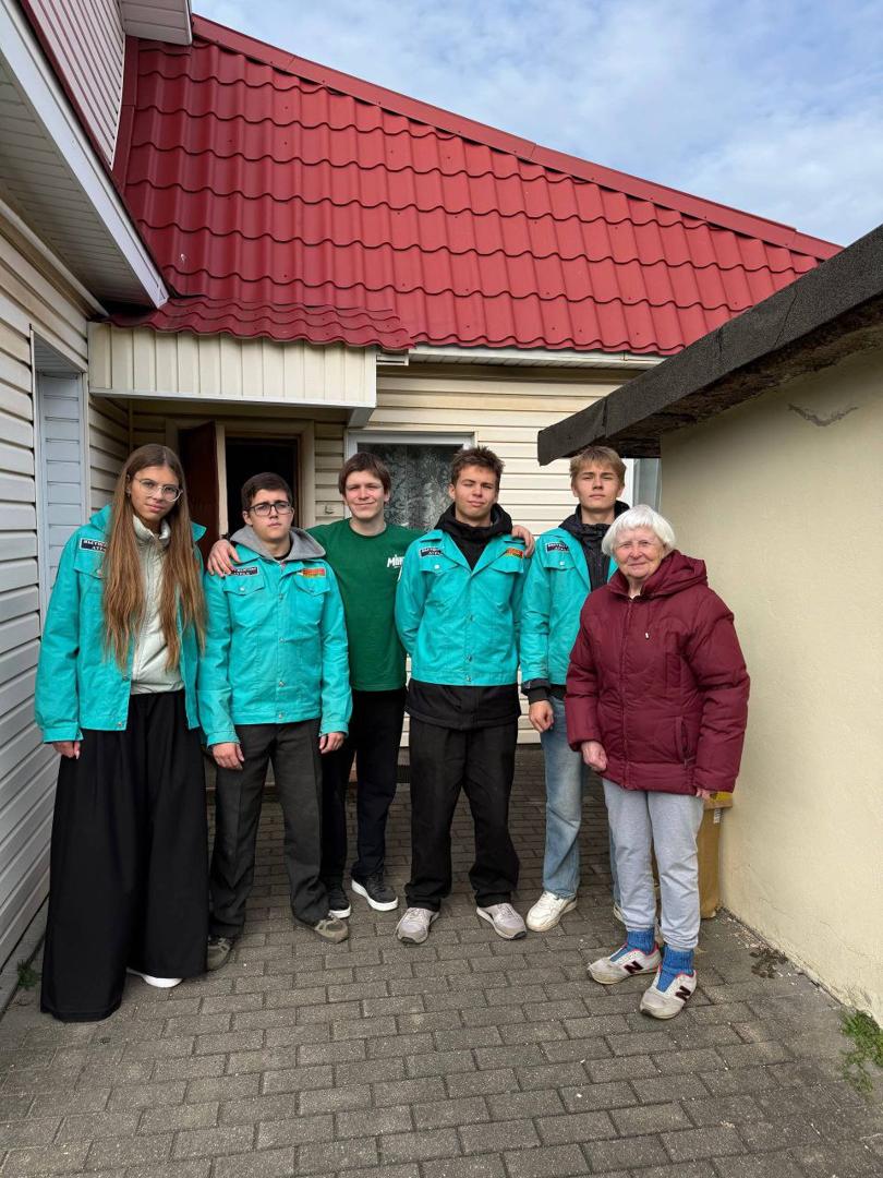 Активисты Белорусского республиканского союза молодежи (БРСМ) продолжают традицию благотворительности и помощи пожилым людям