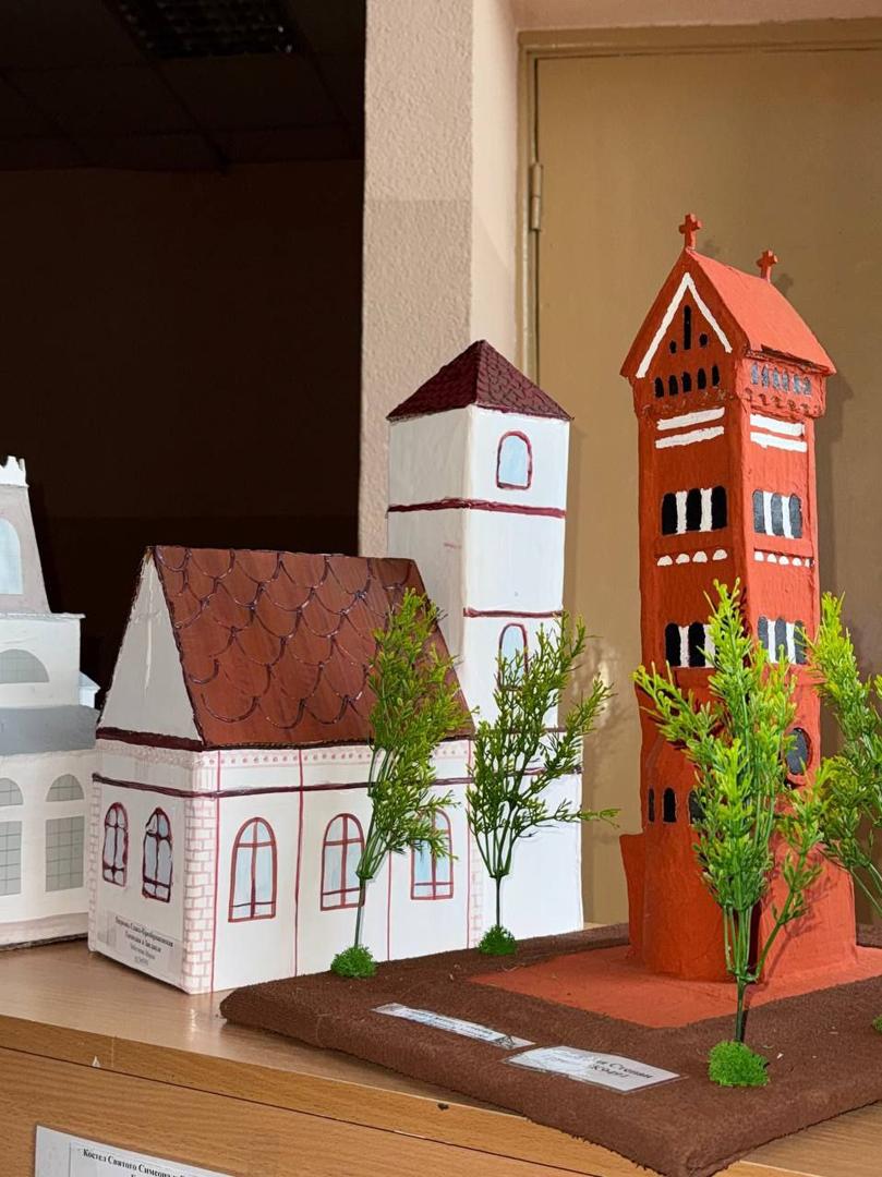 Выстава "Мнагаграннікі і целы вярчэння ў архітэктуры Беларусі"