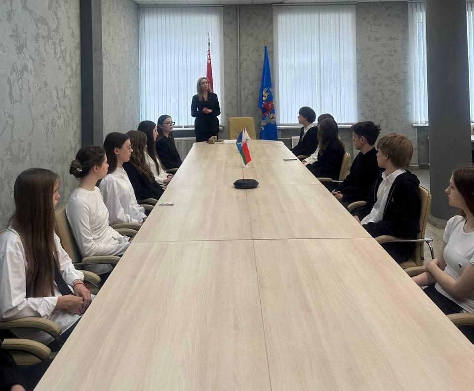 A meeting was held between college students and the head of the Secretariat of the Soviet district branch of the city of Minsk of the Belarusian Party “White Rus'” Elena Anatolyevna Bobko