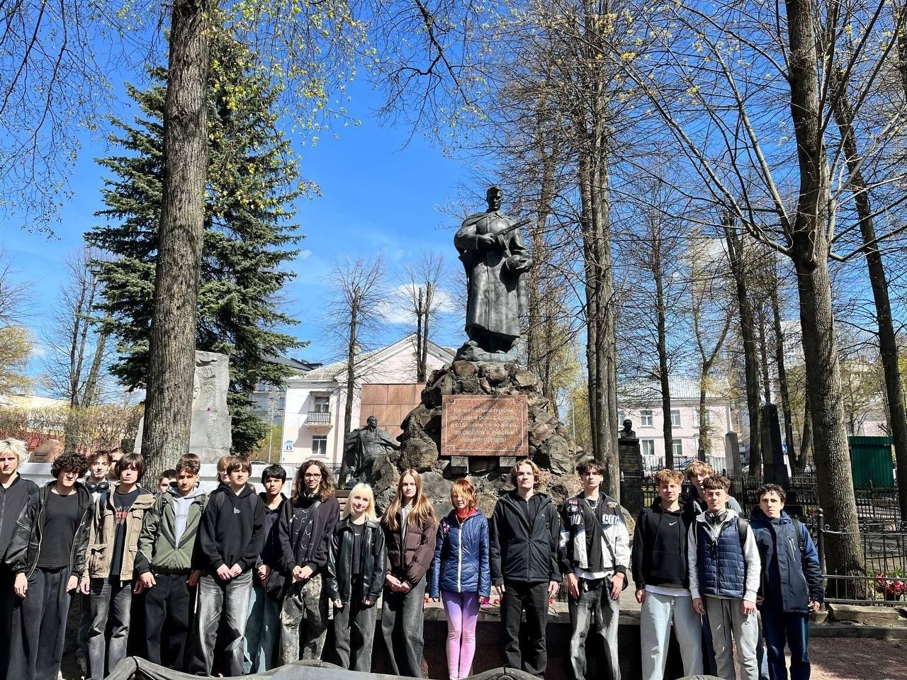 Навучэнцы групы 5К9591 Мінскага радыётэхнічнага каледжа прынялі ўдзел у добраўпарадкаванні Ваенных могілак.