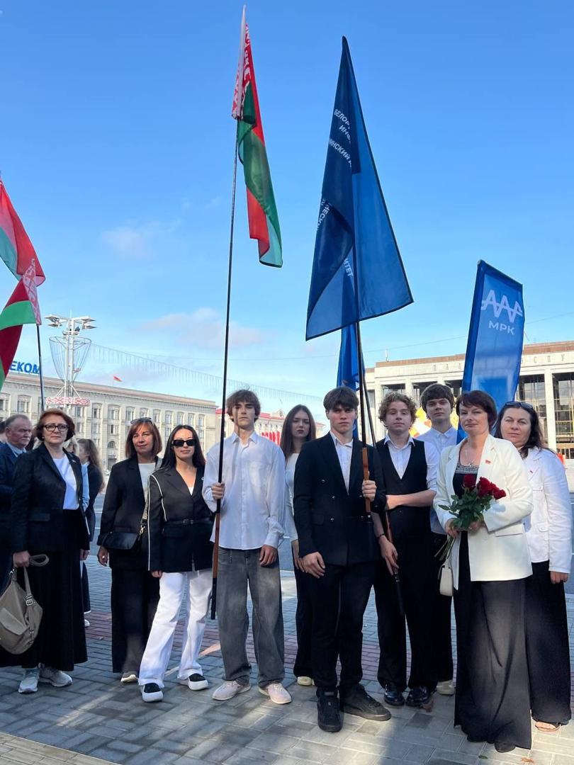 Administration and college students on laying flowers in honor of the celebration of the birthday of the city of Minsk 🕊️🎆