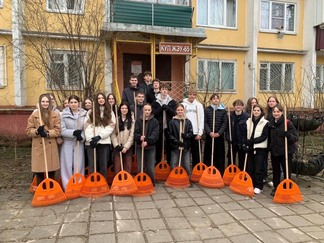 Учащиеся группы 5К9391 в сопровождении куратора, Мелеховец Татьяны Ивановны, вышли на традиционный весенний субботник