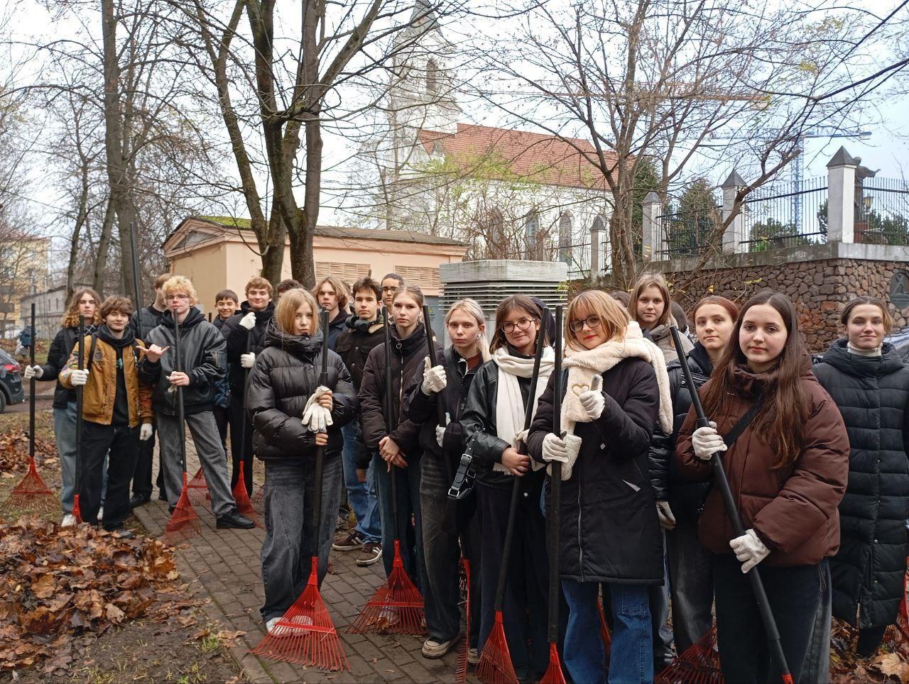 Study group 5k9592, from among the students of the MRK, continued to work to restore order in the courtyards along Independence Avenue
