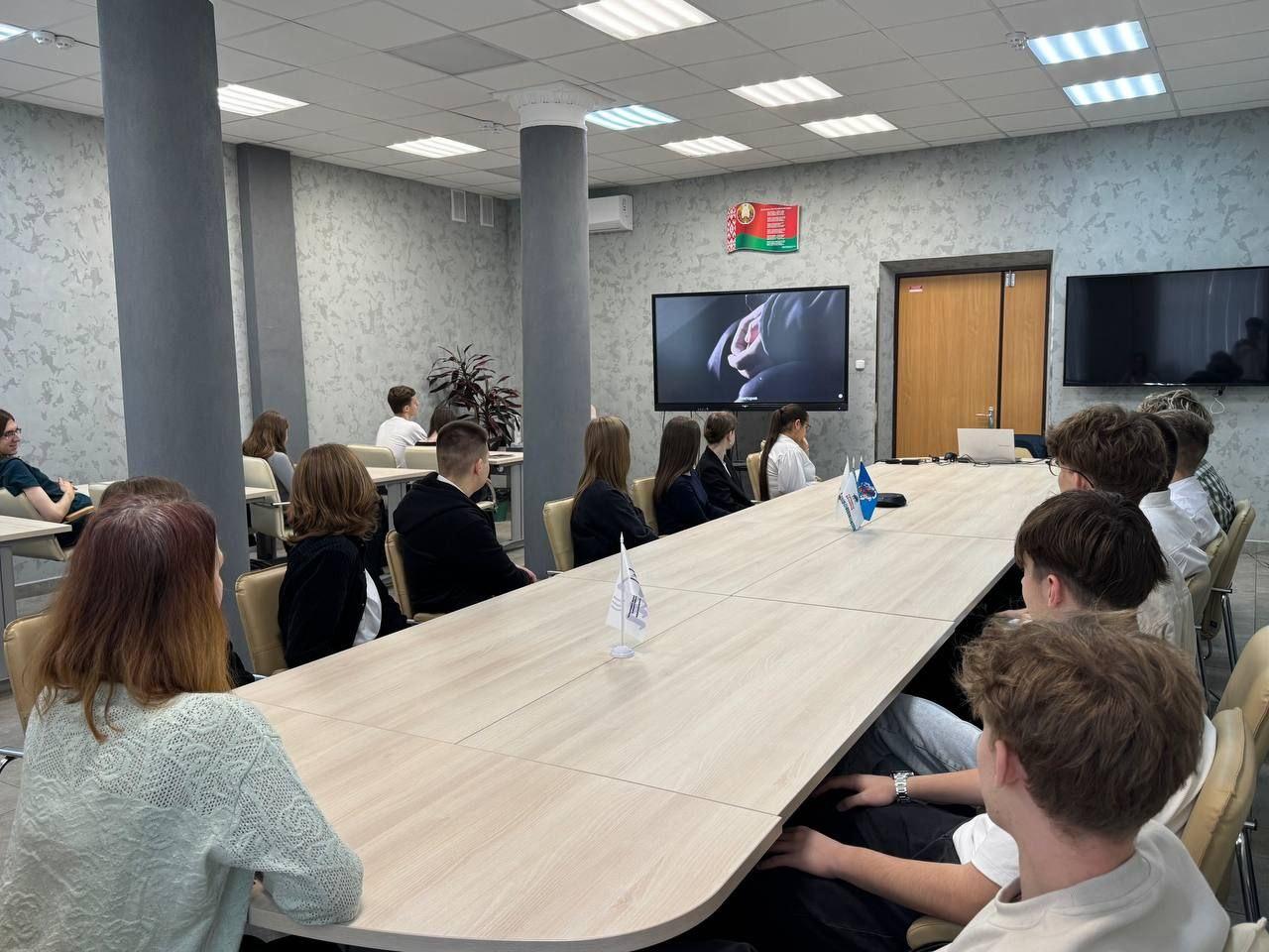 Студэнты каледжа сабраліся за інфармацыйным круглым сталом «Твой выбар — твая будучыня»