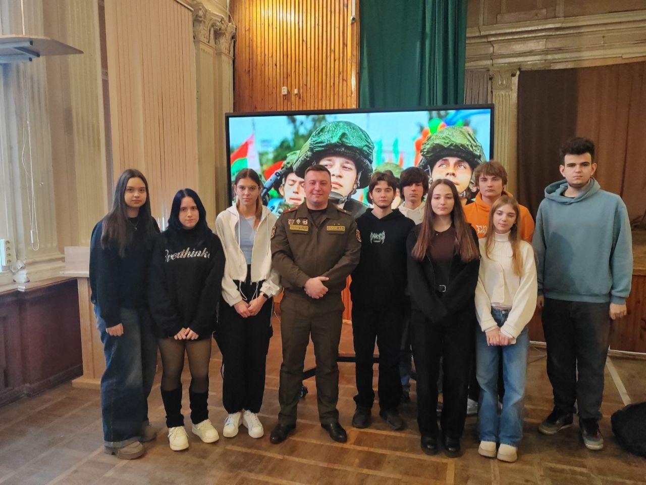 Сустрэча навучэнцаў каледжа з прадстаўніком ваеннага камісарыята