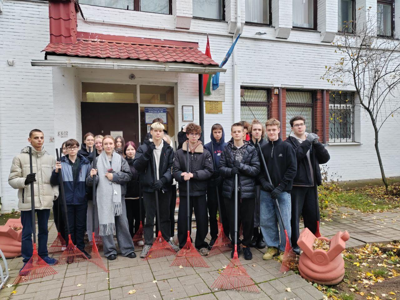 Учащиеся колледжа учебной группы 5К9191 приняли участие в уборке осенней листвы на территории ЖЭС - 4 Советского района