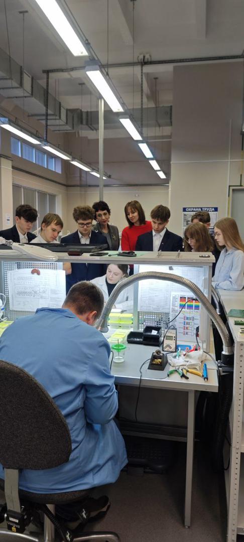 Ученики 33 гимназии г. Минска вместе с заведующим центром компетеции Кочневой Викторией Николаевной и преподавателями Авхимович Ириной Васильевной прикоснулись к профессиональной деятельности монтажника радиоэлектронной аппаратуры