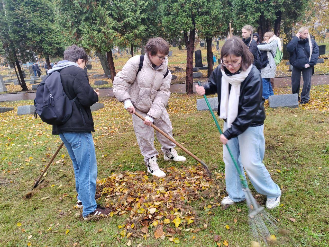 Навучэнцы групы 5к9592 прыступілі да ўборкі Вайсковых могілак