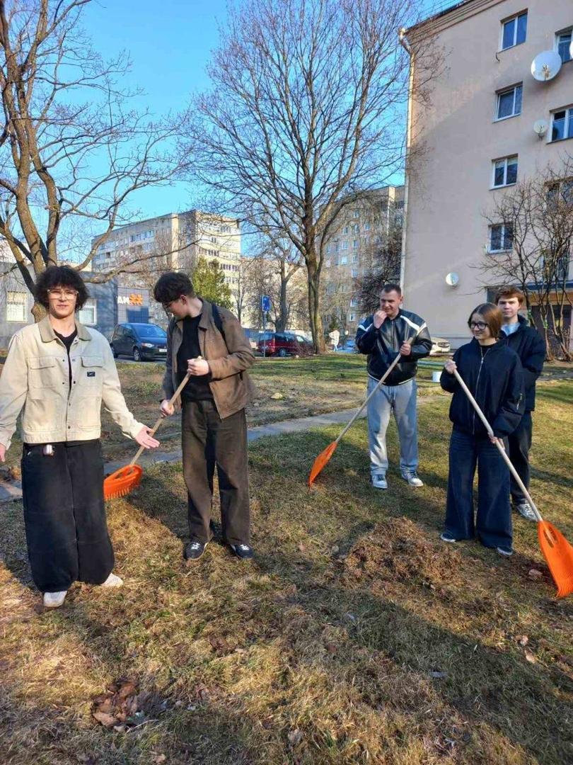 Навучэнцы групы 4К9191 адправіліся на ўборку дваровых тэрыторый