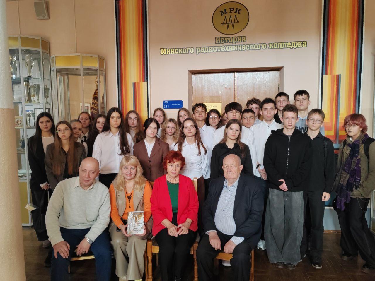 Круглы стол з паэтычным пахам гарбаты