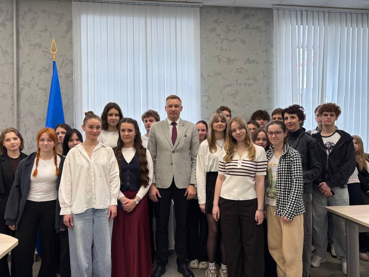 Група 5к9291 была на сустрэчы з Бабічавым Уладзімірам Генадзевічам, член Пастаяннай камісіі па экалогіі і прыродакарыстанні.