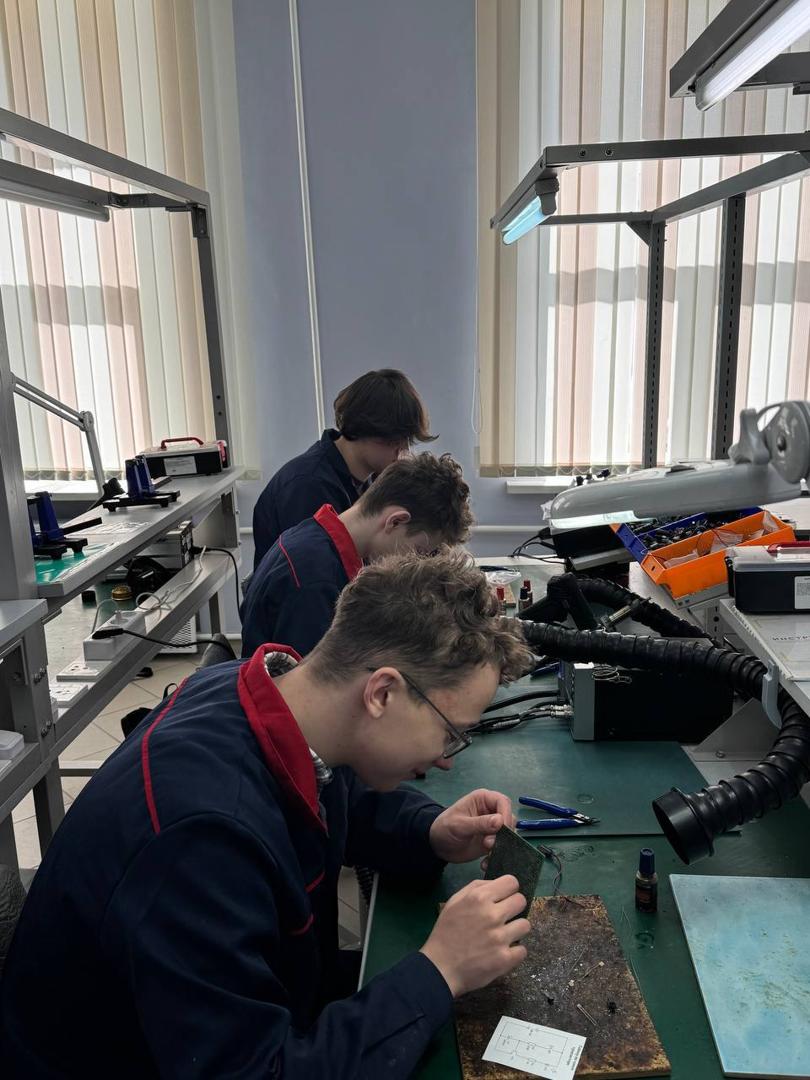 As part of the group of interests “Modern methods of radio installation”, the guys soldered the circuit “Timer on one transistor”