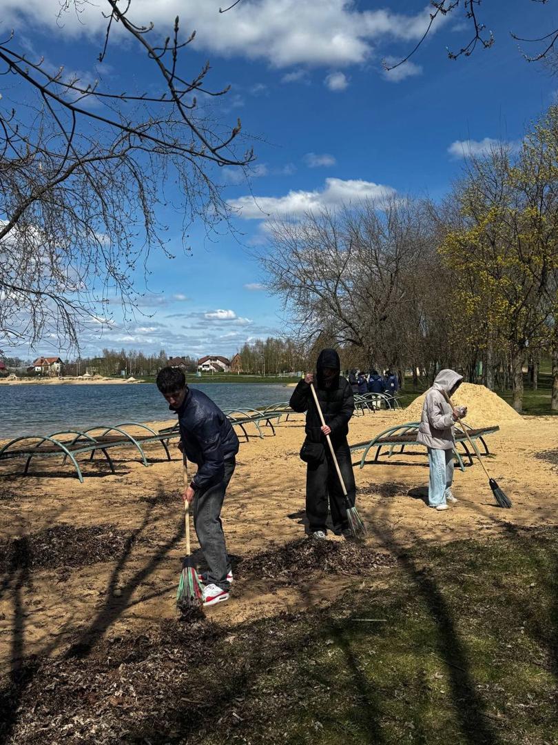 Students from group 5K9392 came out together for a community cleanup and began landscaping the territory of the Tsnyanskoye Reservoir