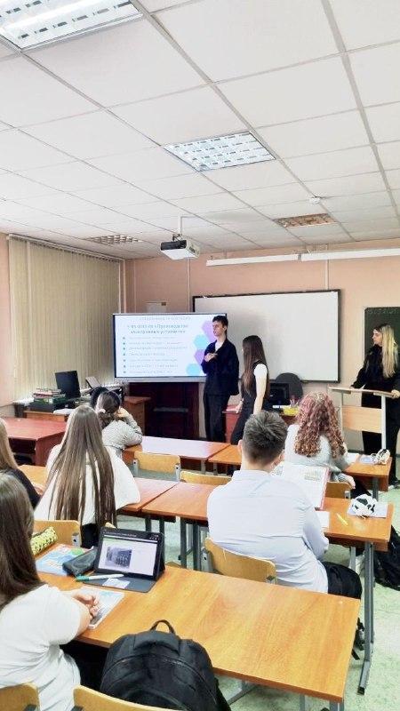 The teacher of the college Belousova Kristina Aleksandrovna, together with the 3rd year children, visited the secondary school 91 named after Hose Marty Minska❗️ as part of career guidance.