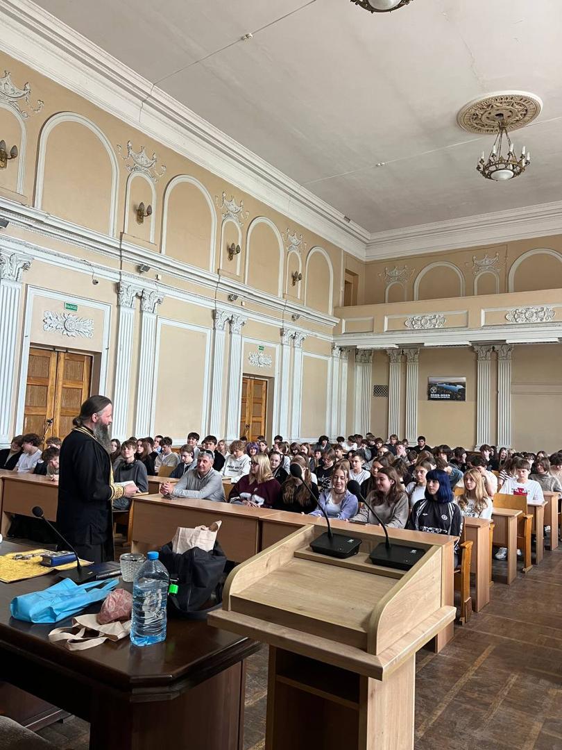 Priest Sergius Faley from the Elisabeth Convent visited the Minsk Radio Engineering College