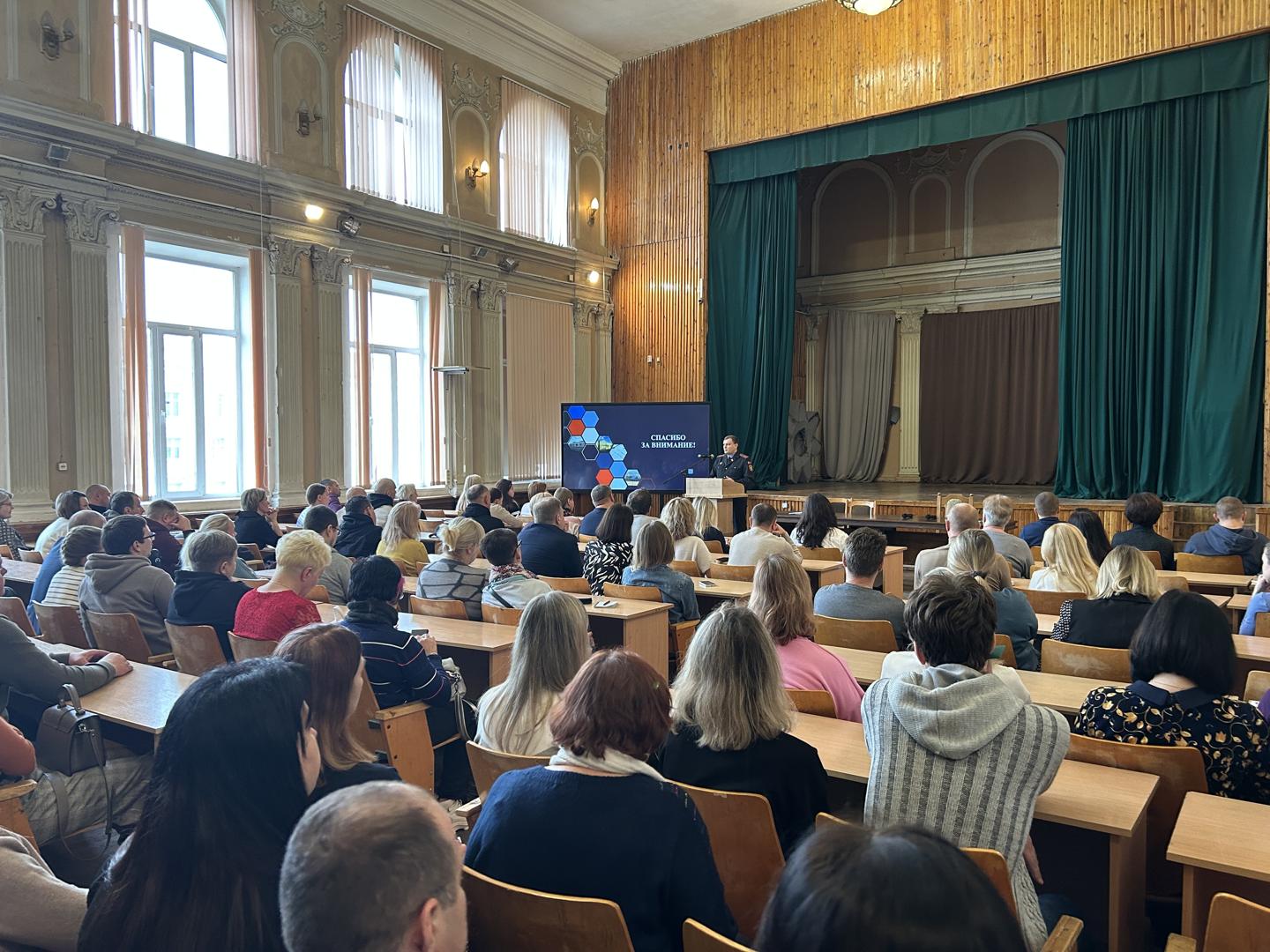 Бацькоўскі сход на кафедры электронікі і камп’ютарных тэхналогій