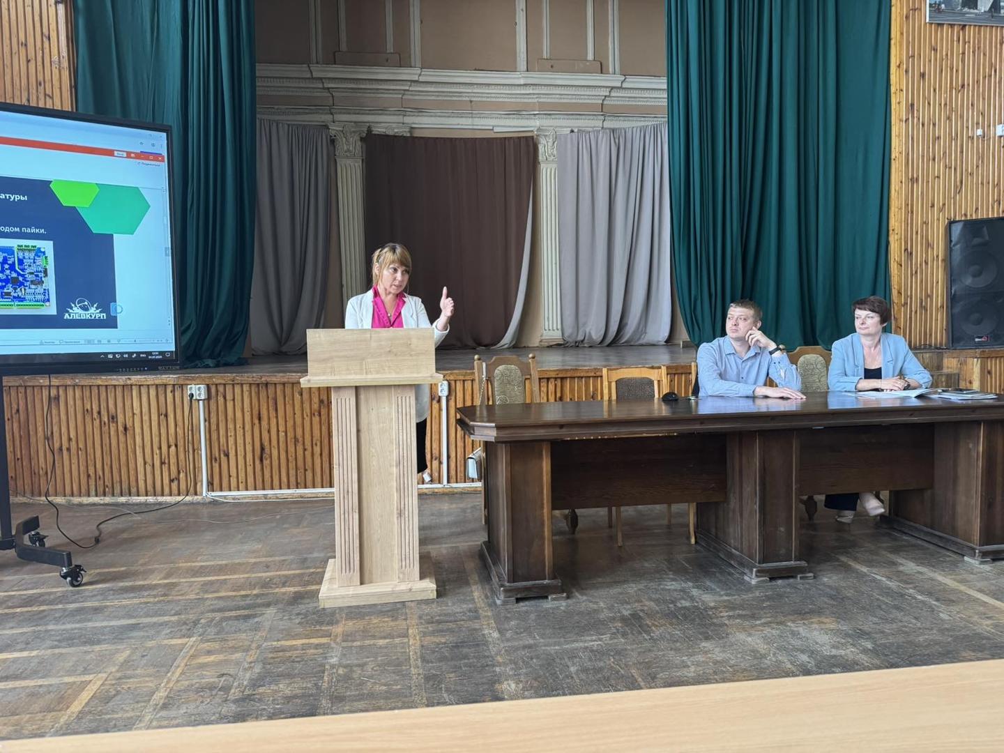 Meeting of representatives of companies Agat-Management OJSC-managing company Holding Geoinformation Management Systems and Alevkurp OJSC with students