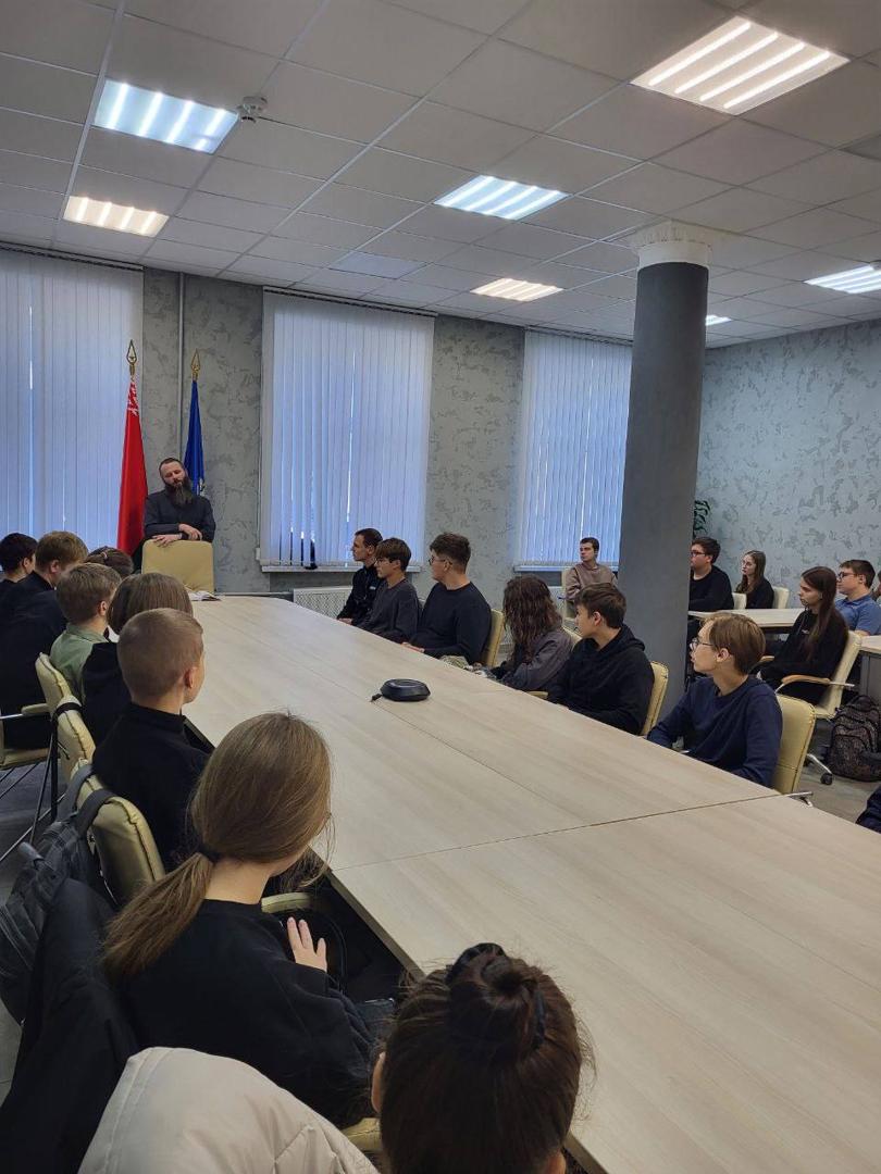 Meeting of students with the cleric of the St. Elisabeth Monastery