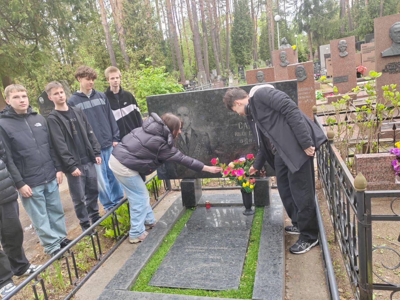 Учащиеся посетили кладбище «Восточное» в г.Минске, возложили цветы на могилу Ивана Елисеевича Самбука