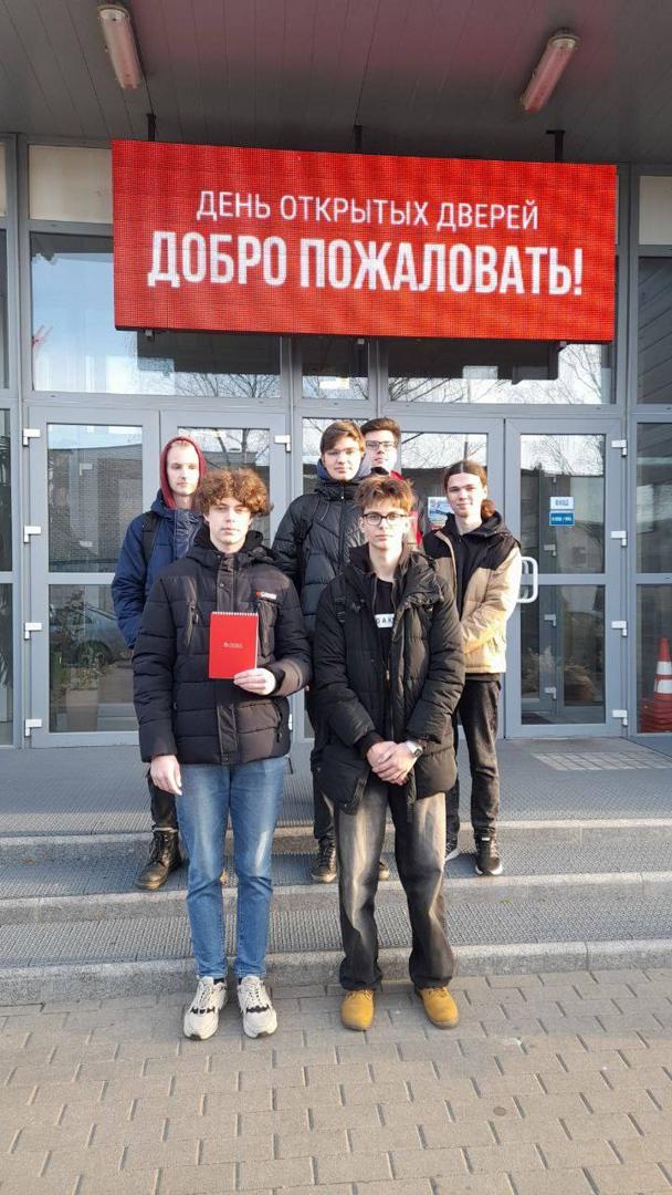 Students visited the basic leading design and engineering enterprise of the optoelectronic industry