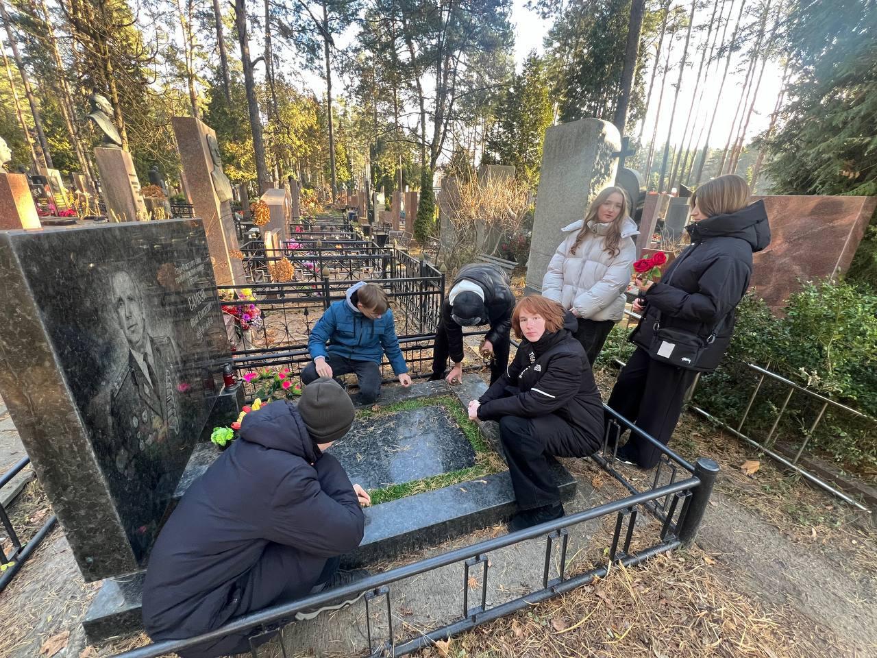 Students visited the Vostochnoe cemetery in Minsk, laid flowers on the grave of Ivan Eliseevich Sambuka