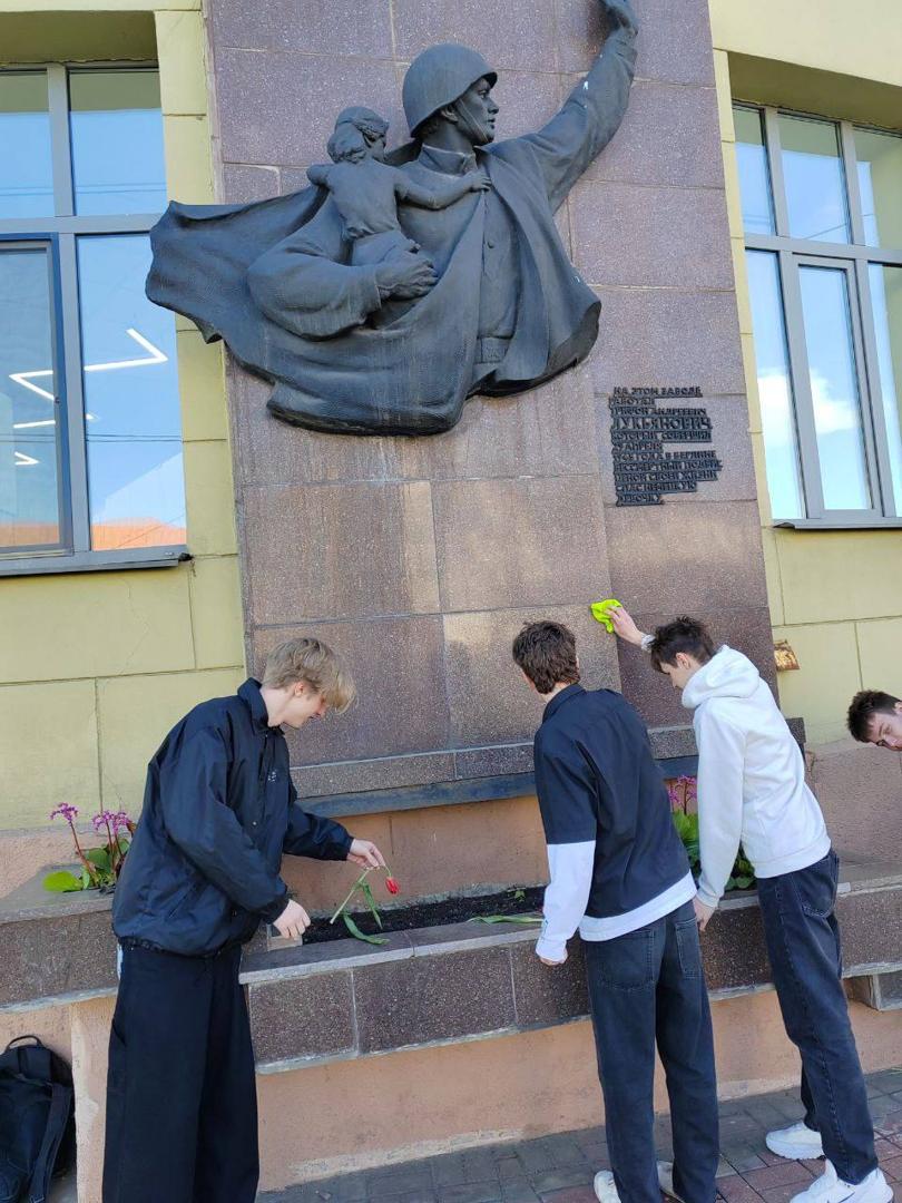 Студэнты каледжа прыняў актыўнасць у паляпшэнні і аднаўленні парадку каля мемарыяльнай дошкі ў памяць пра Лукіновіч Т. А.