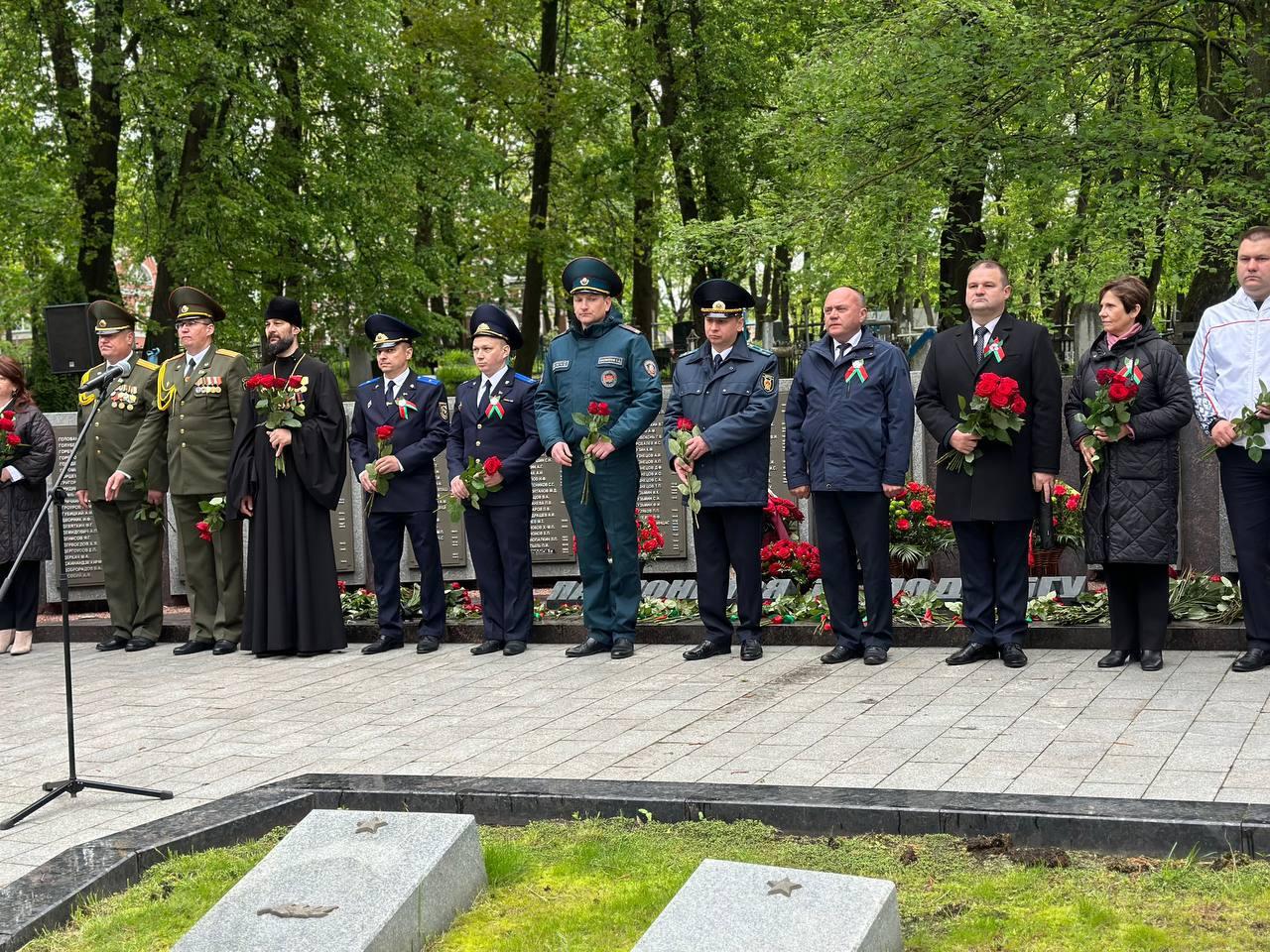 Митинг-реквием «У сэрцы памяць жыве!» прошел сегодня на кладбище «Военное»