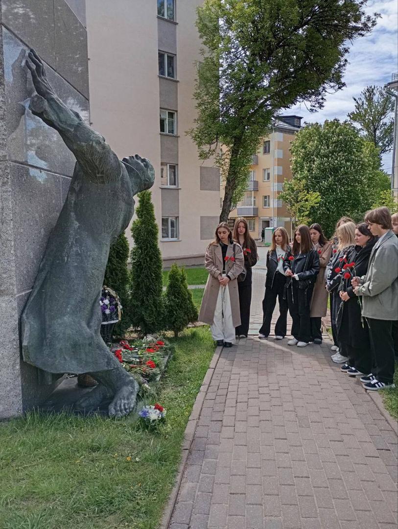 Participation in the ceremonial laying of flowers at the memorial plaque, foundation stone "Stalag-352"