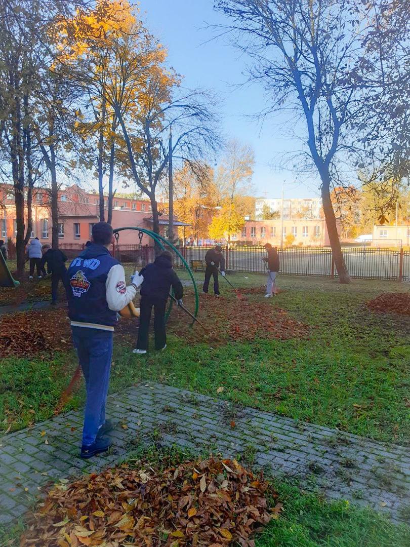 Teachers and students of the Minsk Radio Engineering College went to cleanup work