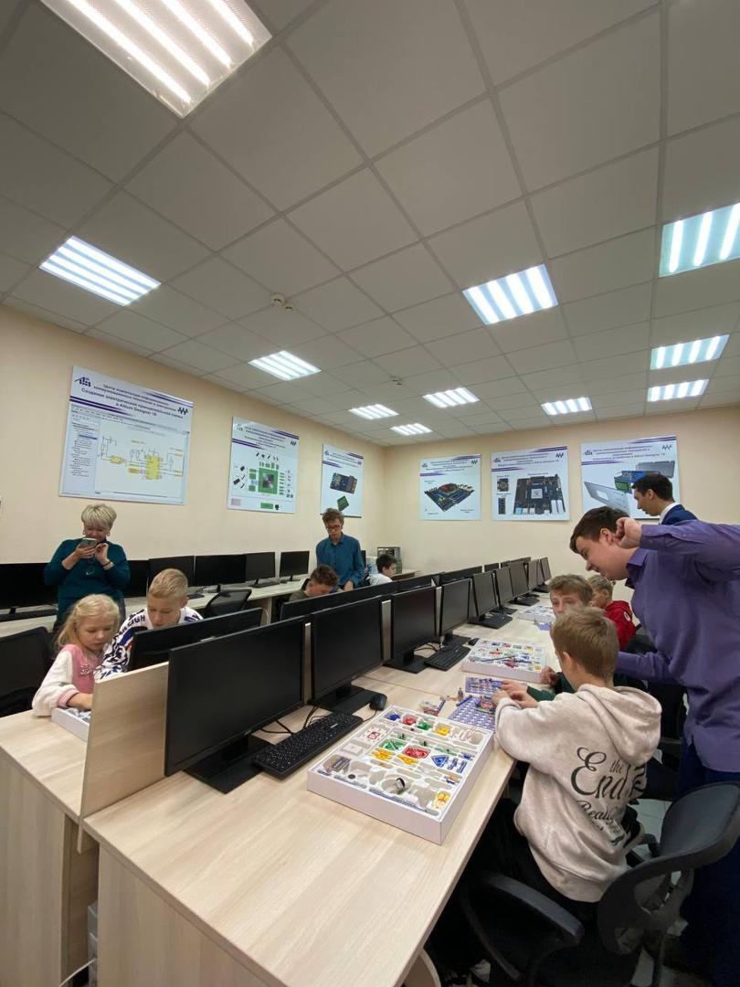 Students of the 8th grade of the State Educational Institution “Secondary School No. 122 of Minsk” visited the Museum of Retro Computers