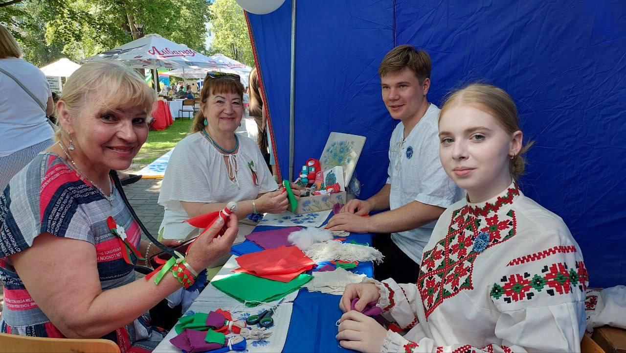 In the square along the boulevard of Mulyavin, the district holiday continues